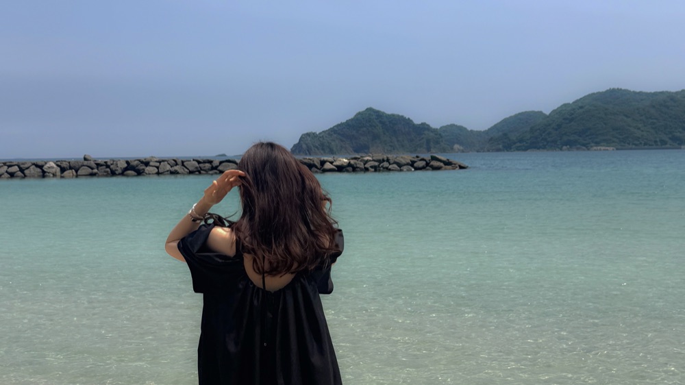 海辺に立つ後ろ姿のRay