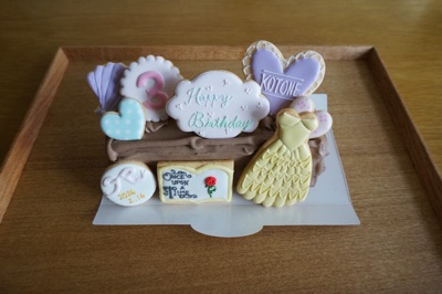 「KOTONE」3歳の誕生日オーダークッキー、ドレスやHappy Birthdayプレート付き