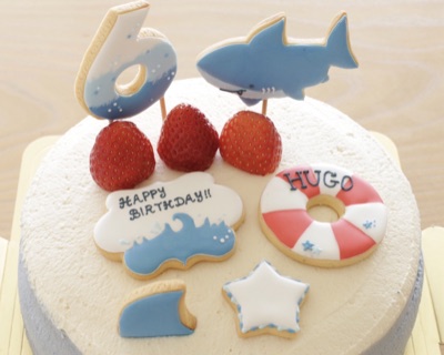 「HUGO」6歳の誕生日ケーキ、サメや浮き輪など海モチーフのアイシングクッキートッピング