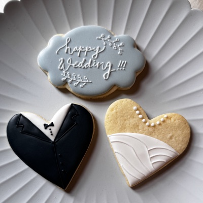 「Happy Wedding」プレートとタキシード・ウェディングドレスのハート型アイシングクッキー