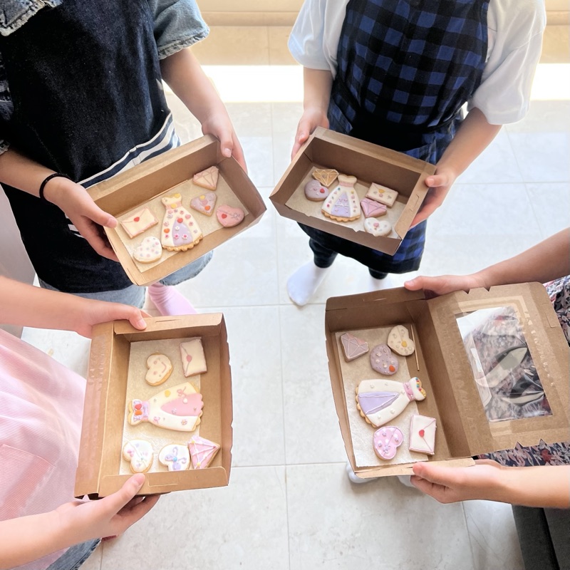子どもたちが完成させたドレス型アイシングクッキー