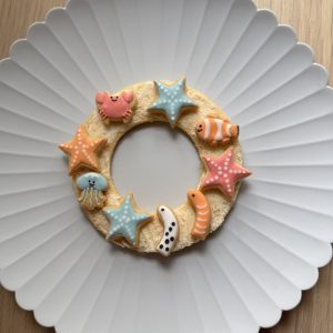 カニ・ヒトデ・クマノミ・クラゲなど海の生き物モチーフのリース型アイシングクッキー